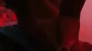 الاستلقاء تحت أشعة الشمس فتاة مقطورة شقة في نعش