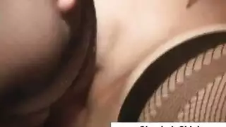 سمراء ساخنة في شبكة صيد تمارس الجنس بقوة على الأريكة