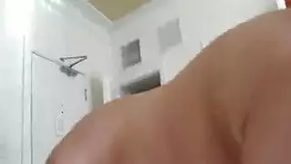 ربة منزل ناضجة ينتشر في جوارب طويلة سوداء سيئة