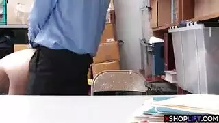 استفرد بالموظفة في مكتبه وناكها