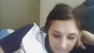 مراهقة سمراء شقية تأخذ قضيباً صلباً