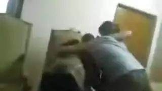 امرأة في الزي العسكري تركب قضيب جندي في الثكنات