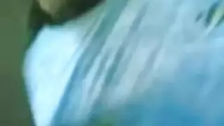 صديقة تايلاندية تشارك صديقتها الشقراء مع شاب أسود لجنس عنيف
