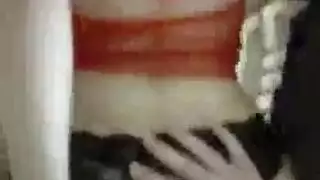 مراهقة ترتدي الوردي تتباهى بجسدها الشاب الجديد للبورنو