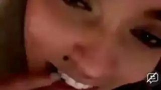 سمراء منحنية ترتدي النظارات تأخذ جنسًا حيوانيًا