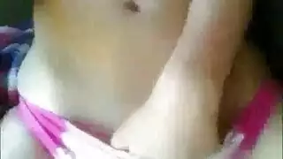 جلسة ضخ لشقراء مذهلة على السرير، ساقيها مفتوحتان لأقصى وصول