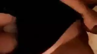 مهرجان جنس على الأريكة بدلاً من التحضير للكلية لهذه السمراء الساخنة