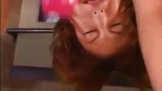 حارسة يابانية في جوارب شبكية تُداعب وتُقذف بالسائل المنوي