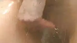 متذوقة النادي المشاغبة تمتلئ فتحاتها بالسائل المنوي أثناء التمرين