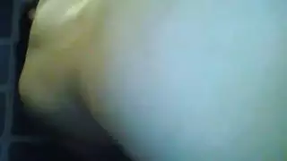 فتاة في الثامنة عشرة بمؤخرة ضخمة مستعدة للضربات الجنسية القاسية