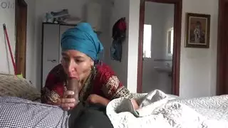 فتاة تركية تخدم قضيبًا أسودًا نابضًا عملاقًا