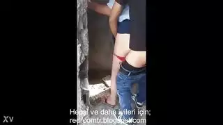 إباحي صريح: شاب تركي وسيم يضاجع أمًا محجبة في موقع بناء