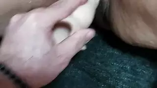 الفتاة تأخذ دسار بعمق، تغمر كل شيء في نشوة القذف