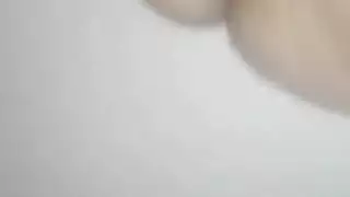 مراهقة شابة تتحمل ثلاثة أعضاء ذكورية في مغامرة جنسية رباعية صريحة