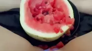 هزة جماع مزدوجة إكس إكس إكس: فتحة المراهقة الضيقة في مشهد إباحي صريح