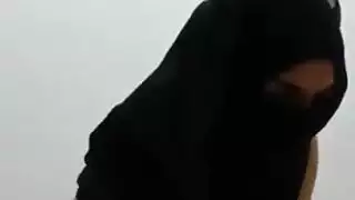 مراهقة عربية مثيرة تحتاج لقضبان كبيرة صلبة داخلها