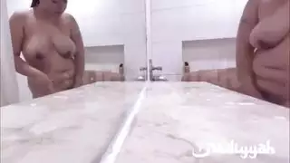 زوجة عربية ضخمة الثدي تتعرض للصابون وتتعرى لحمام إباحي