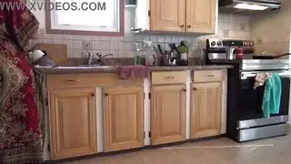 صدمت زوجة الأب التركية عندما يلعق ابن زوجها نائب الرئيس من كسها