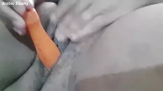 فتاة عربية سمراء تصل للنشوة بقوة باستخدام ألعاب جنسية ميكانيكية