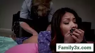 سمراء مثيرة ترتدي نظارات تتعرض لاختراق مزدوج من رجلين