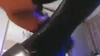 سمراء تشعر بأصابع تدخل مهبلها بعمق في تدليك إباحي