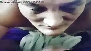 تقبيل مثليات بذيئات بعضهن البعض في يوم جميل واللعب بألعاب جنسية مختلفة