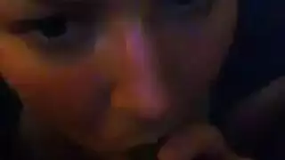 مص قضيب بجانب المسبح، ينتهي بطلاء مني على الوجه