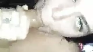 عاهرة مراهقة سيئة تنزل لتركب عمودًا ضخمًا