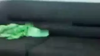 بنت صغير تلعب في نفسه عربي