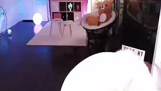 فاتنة ساخنة تأخذ قضيبًا كبيرًا لطيفًا في مهبلها الجشع