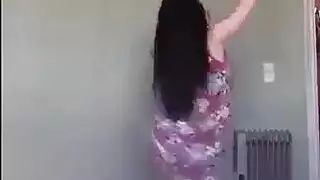 فاتنة صغيرة عذراء