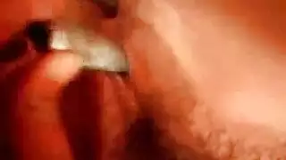 عاهرة صغيرة تستمتع بنفسها بجنون في سرير الفندق