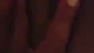 أم زوجية شقراء تقدم لابنة زوجها درساً جنسياً ساخناً أثناء مكالمة هاتفية