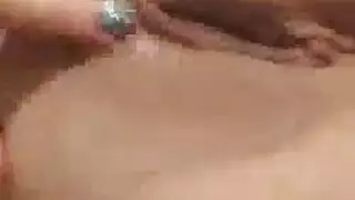 صديقات مثليات محجبات يشاركن في مشهد إباحي صريح مع ألعاب جنسية