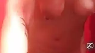 مؤخرة فين شاي الكبيرة تُضرب بقوة بينما تفتح ساقيها على مصراعيهما