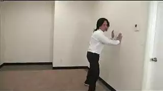 فتاة مثيرة بجوارب شبك سوداء تتوق لجنس قوي وتنهي بهزة جماع مكثفة