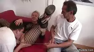 بورنو ديوث صريح: زوج متلذذ يقذف لمشاهدة خيال زوجته في جنس جماعي