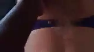 فتاة جميلة تنظر لحبيب صديقها وترىده