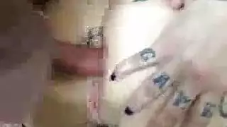 ينيكها من طيزها والزب الصناعي بكسها