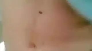محجبة مرهقة تأخذ قذفًا عنيفًا في حلقها