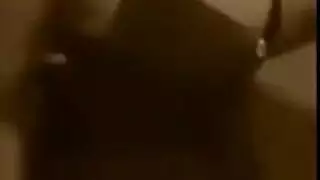 رقصة صديقة وقحة صريحة في الغرفة تؤدي لوضعية كلابي عنيف